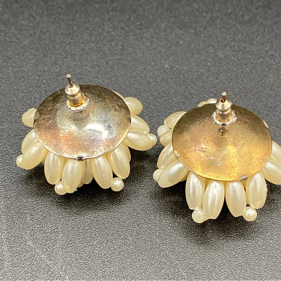 Vintage Cluster Earrings with Faux Pearl Beads in a Flower Design - pierced - Picture 10 of 11